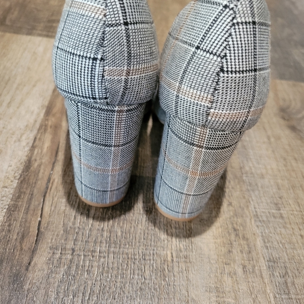 Charlotte Russe Plaid Women's Heels with Gold Accent - Picture 5 of 7